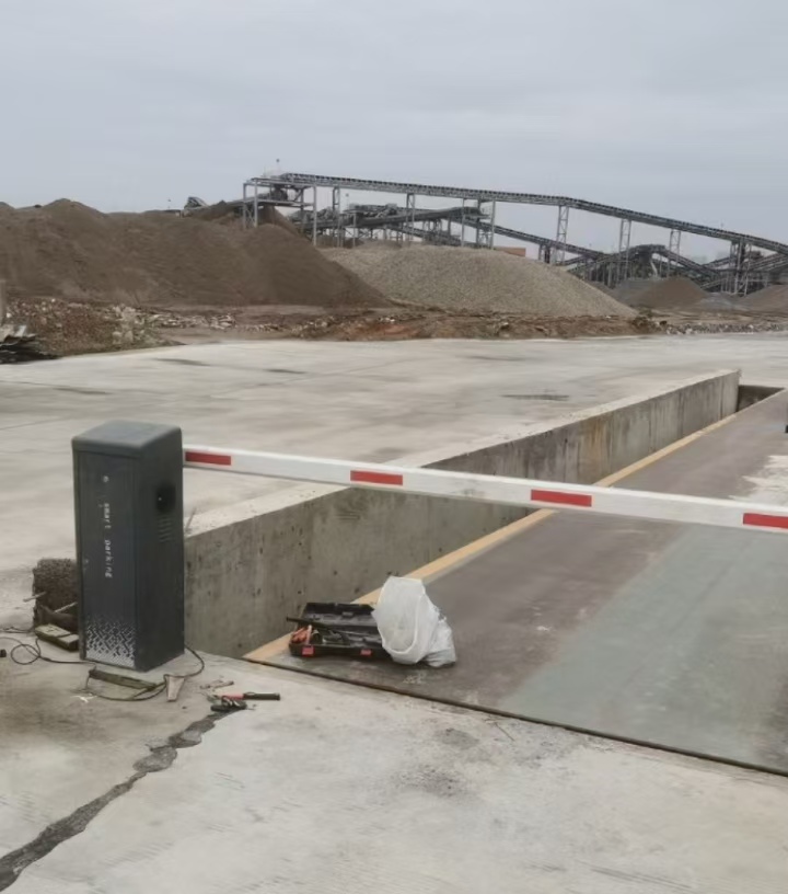 停车场车牌自动识别道闸图片 停车场车牌自动识别道闸图片